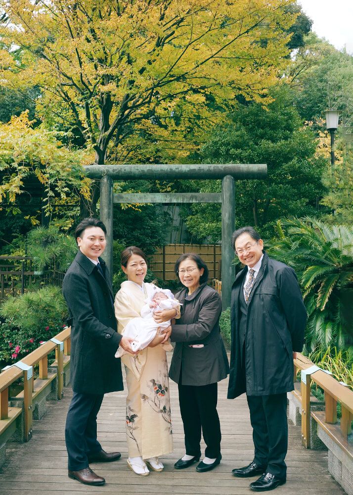 東郷神社・渋谷金王八幡宮・鳩森八幡神社|お宮参り・七五三写真 18 渋谷区東郷神社でのお宮参り出張撮影で庭園で家族の集合写真