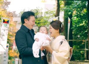 渋谷区東郷神社でのお宮参り出張撮影で赤ちゃんを抱っこするママとパパの写真