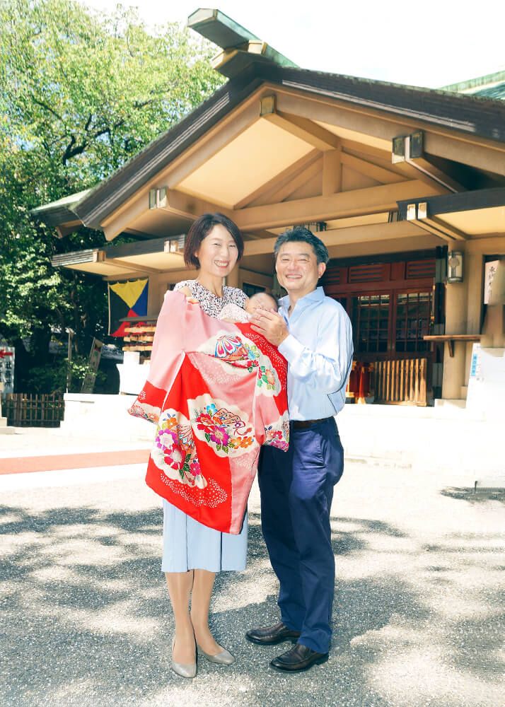 東郷神社・渋谷金王八幡宮・鳩森八幡神社|お宮参り・七五三写真 12 渋谷区東郷神社でのお宮参り出張撮影で本殿前でママとパパの写真