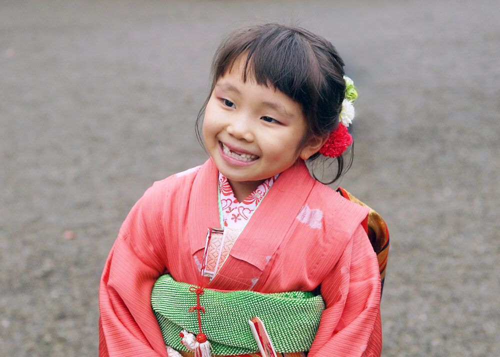 七五三ロケーションフォト-おすすめの時期|大宮氷川神社 11 七五三出張撮影で大宮氷川神社の境内でポーズをとる妹の写真