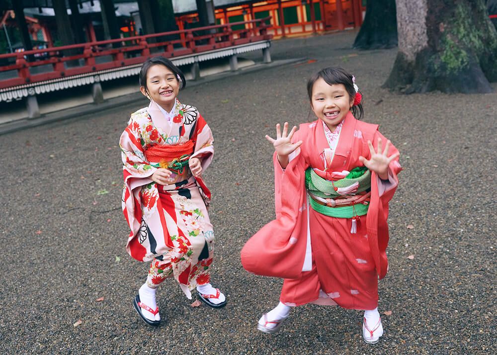 七五三ロケーションフォト-おすすめの時期|大宮氷川神社 13 七五三出張撮影で大宮氷川神社の境内ではしゃぐ姉妹の写真