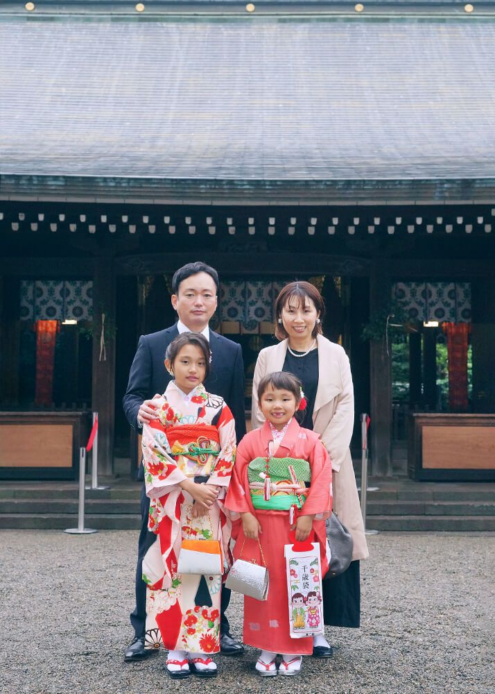 七五三ロケーションフォト-おすすめの時期|大宮氷川神社 7 七五三ロケーションフォトで大宮氷川神社の本殿前で家族の写真