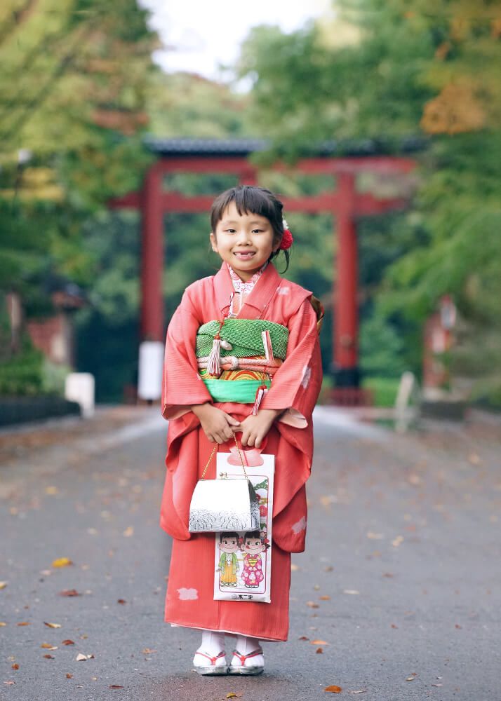 七五三ロケーションフォト-おすすめの時期|大宮氷川神社 3 七五三ロケーションフォトで大宮氷川神社の三の鳥居の前で妹の写真