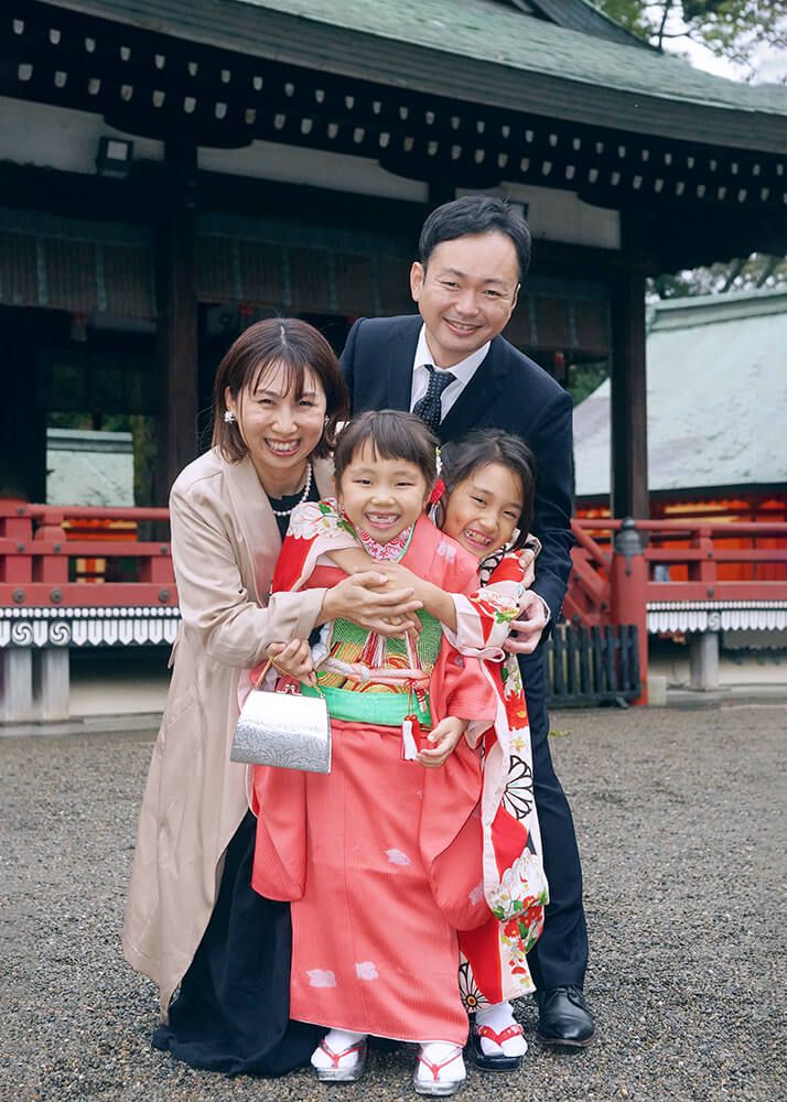 七五三ロケーションフォト-おすすめの時期|大宮氷川神社 8 七五三ロケーションフォトで大宮氷川神社の神楽殿の前で家族の写真