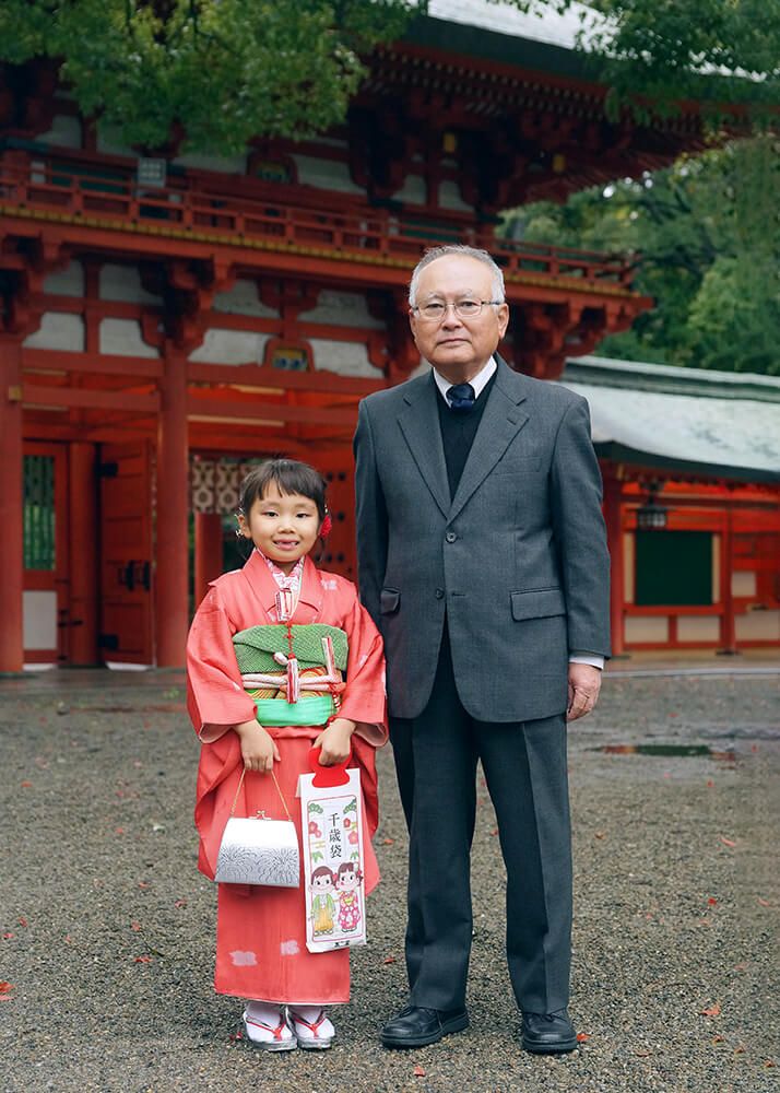 七五三ロケーションフォト-おすすめの時期|大宮氷川神社 10 七五三ロケーションフォトで大宮氷川神社の楼門の前で女の子と祖父の写真