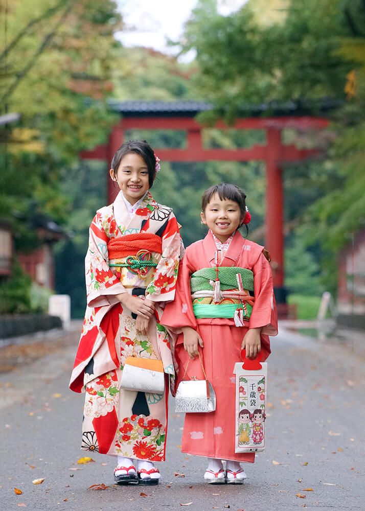 七五三ロケーションフォト-おすすめの時期|大宮氷川神社 2 七五三ロケーションフォトで大宮氷川神社の三の鳥居の前で姉妹の写真