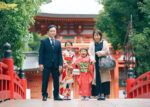 七五三ロケーションフォトで大宮氷川神社の赤い橋の上で家族の写真