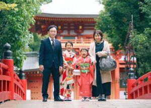 七五三ロケーションフォトで大宮氷川神社の赤い橋の上で家族の写真