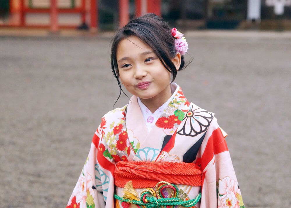 七五三ロケーションフォト-おすすめの時期|大宮氷川神社 12 七五三出張撮影で大宮氷川神社の境内でポーズをとる姉の写真