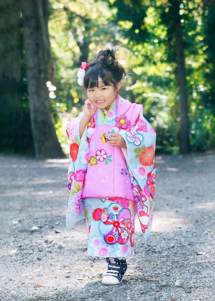 七五三出張撮影で所沢神明社の参道でポーズをとる女の子の写真