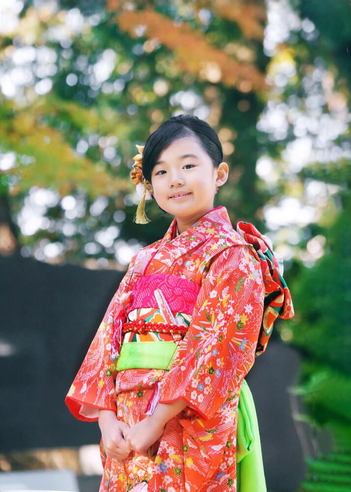 七五三出張撮影で所沢神明社の参道でポーズをとる女の子の写真
