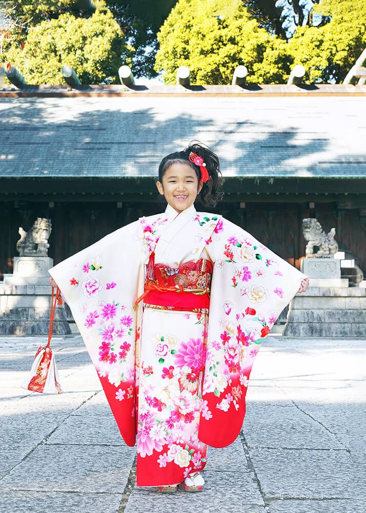 七五三出張撮影で所沢神明社の本殿前でポーズをとる女の子の写真