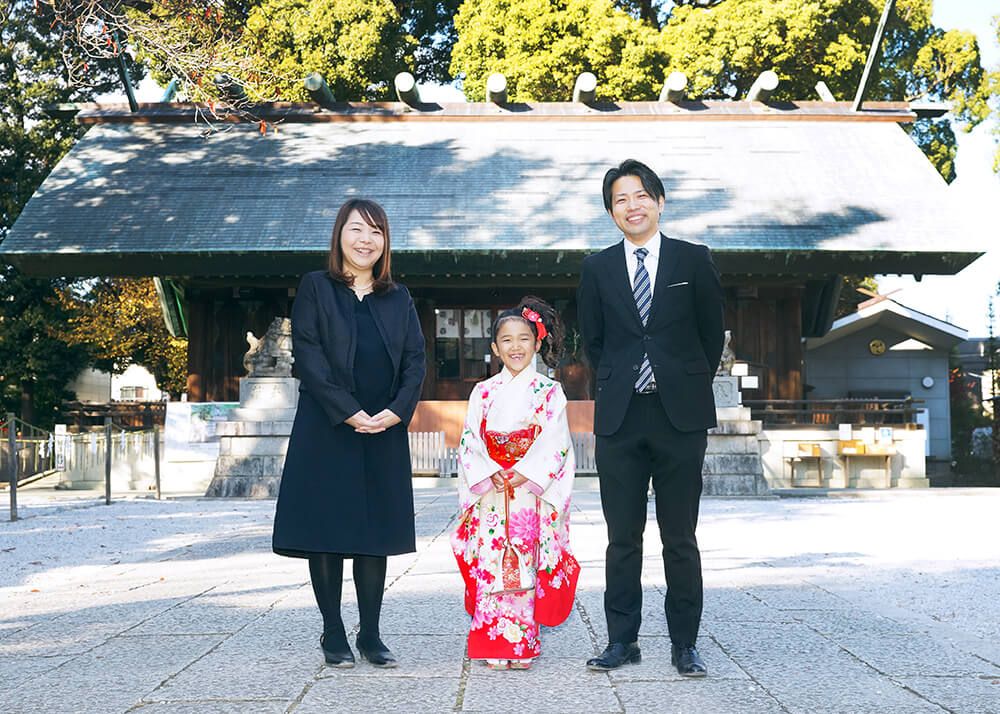 七五三出張撮影で所沢神明社の本殿前で家族の集合写真