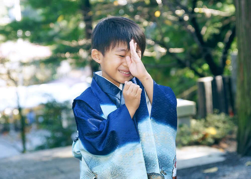 七五三出張撮影で中氷川神社の本殿前でお参りをする男の子の写真