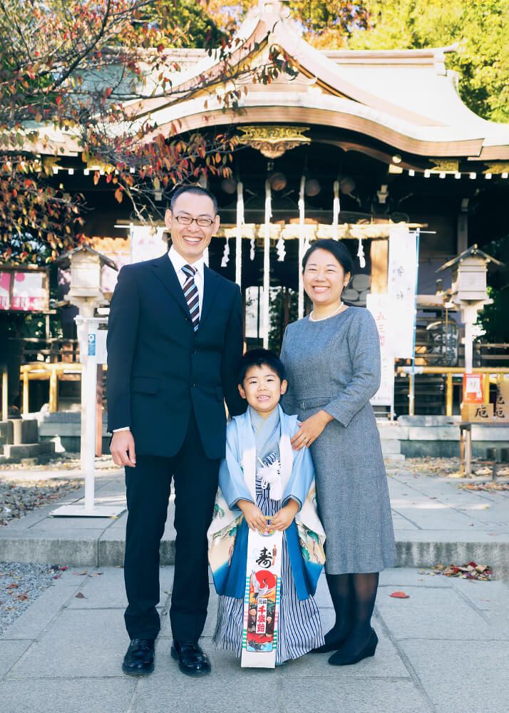 埼玉県川口市|お宮参り・七五三・お食い初め写真 21 七五三出張撮影で川口鎮守氷川神社の拝殿前で家族の写真