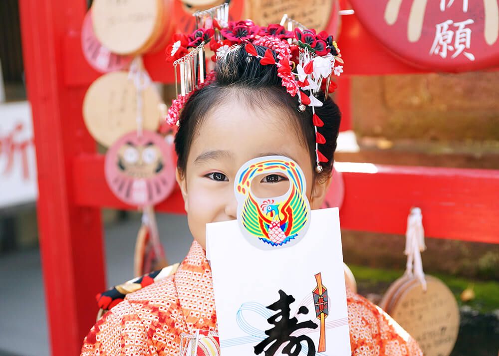 埼玉県川口市|お宮参り・七五三・お食い初め写真 15 川口鎮守氷川神社での七五三出張撮影で7歳女の子が千歳飴を持って笑顔を見せる写真