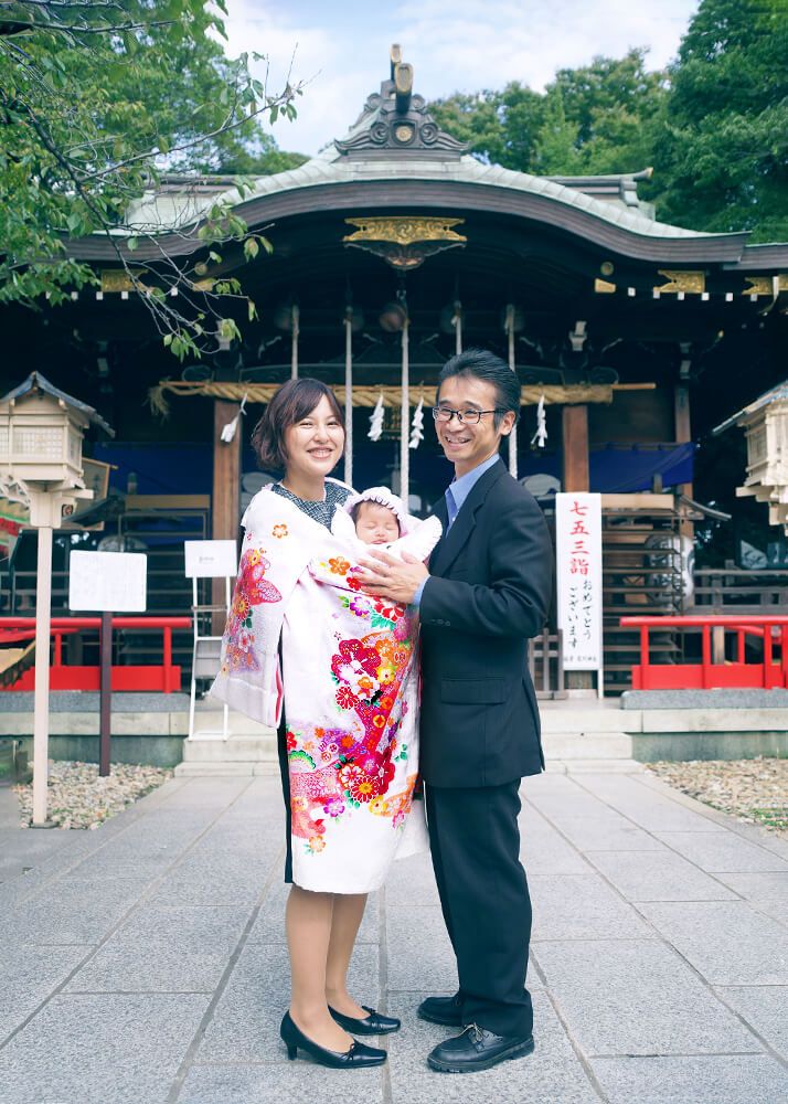 埼玉県川口市|お宮参り・七五三・お食い初め写真 18 お宮参り出張撮影で川口鎮守氷川神社の拝殿前で家族の集合写真