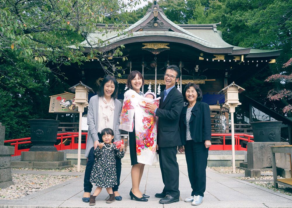 埼玉県川口市|お宮参り・七五三・お食い初め写真 10 お宮参り出張撮影で川口鎮守氷川神社の拝殿前で祖父母との集合写真