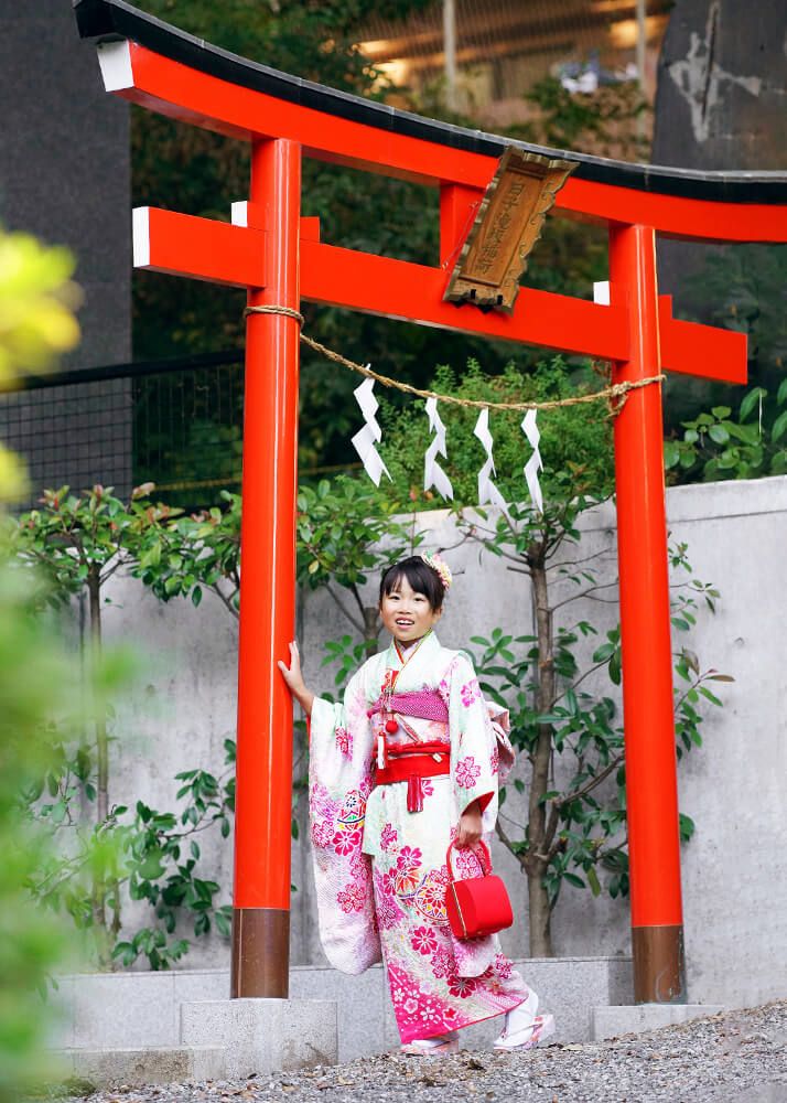 七五三出張撮影で和光市白子熊野神社の赤い鳥居でポーズをとるで7歳女の子の写真