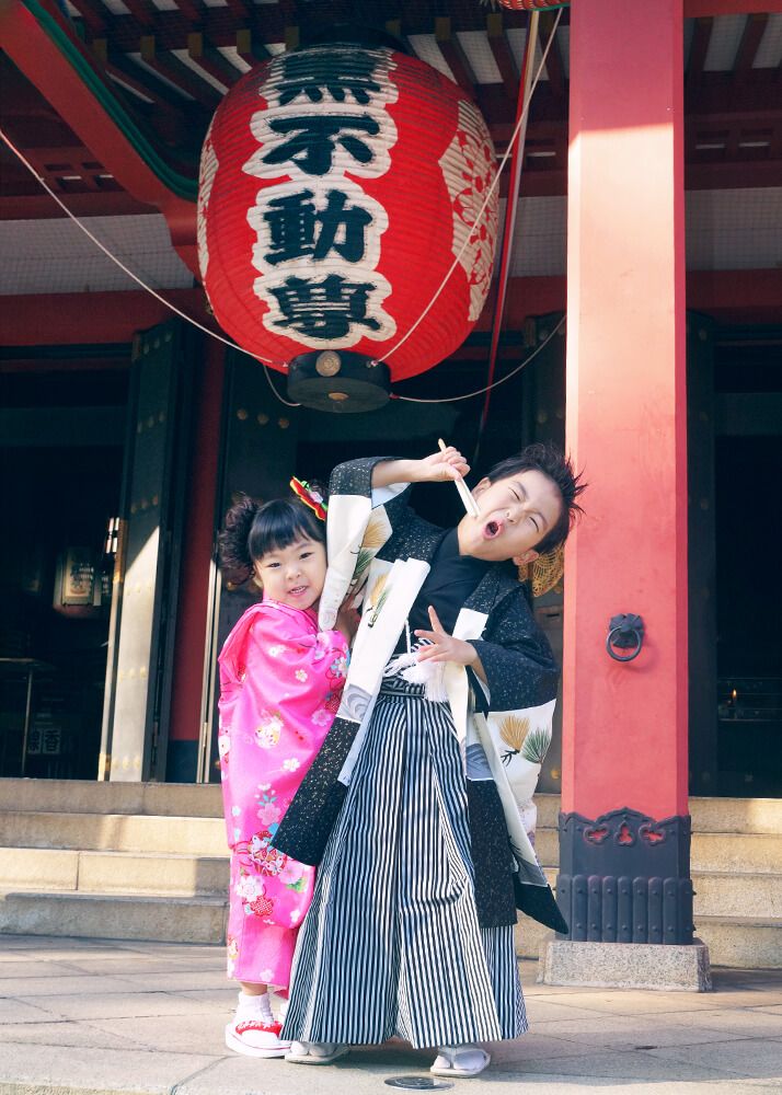 七五三出張撮影で目黒不動の本堂前で兄妹の写真