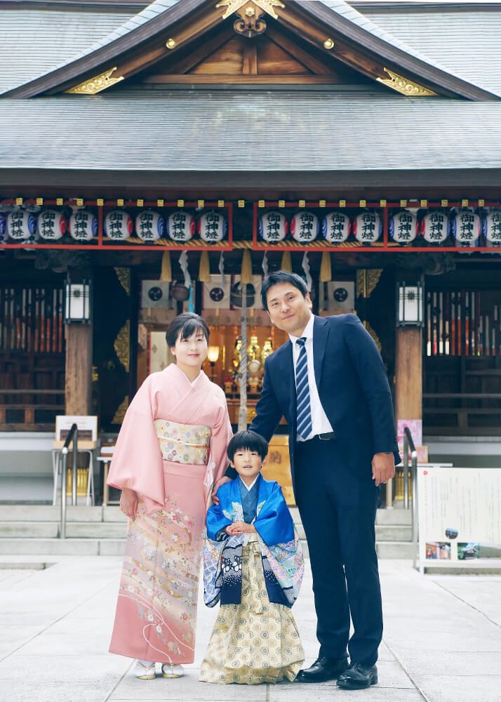 七五三出張撮影で中野沼袋氷川神社の本殿前で家族の写真