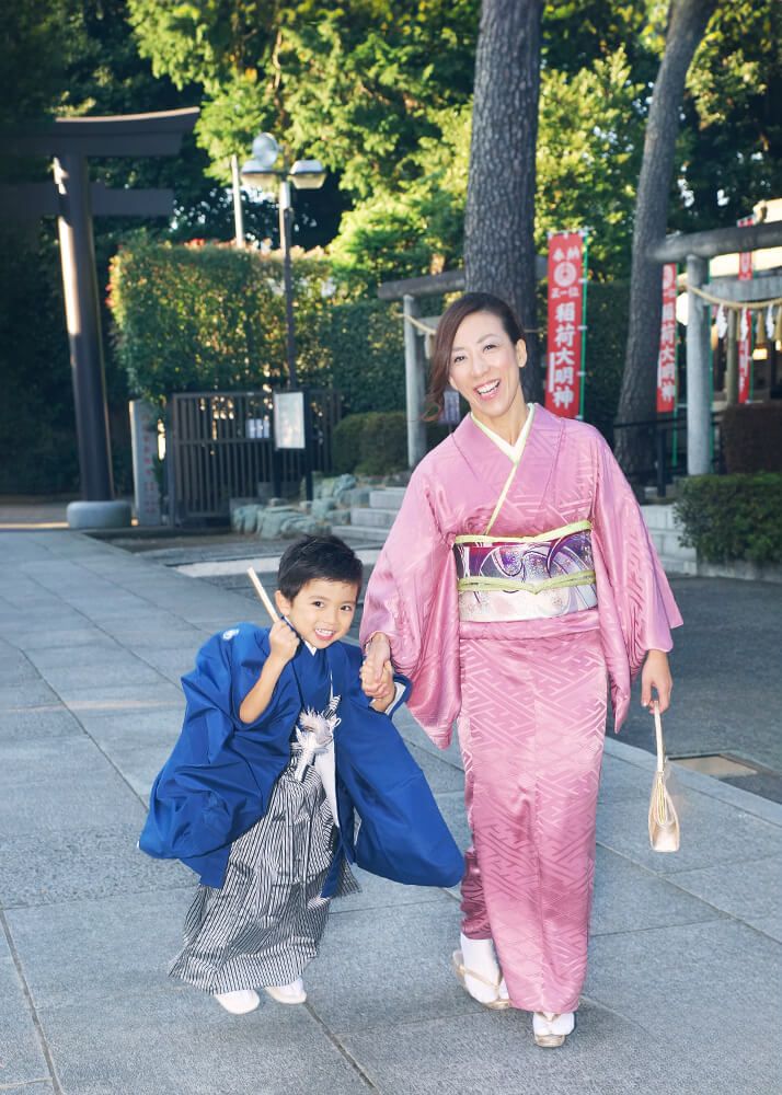 七五三出張撮影で中野沼袋氷川神社の参道を歩く男の子とママの写真