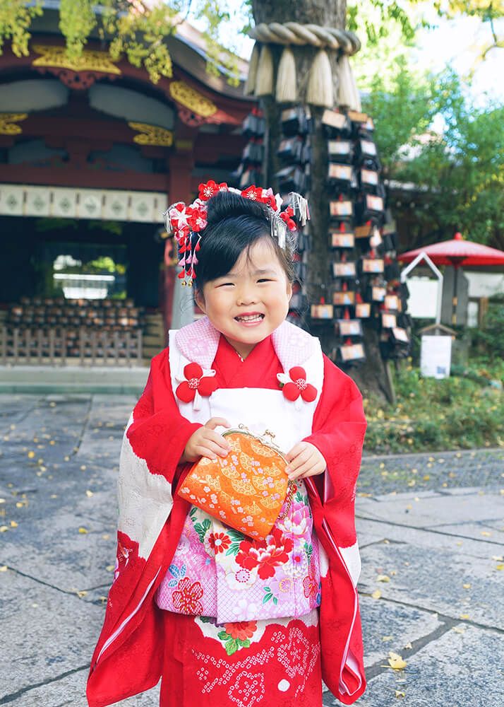 素盞嗚神社|お宮参り・七五三・お食い初め写真 11 七五三出張撮影で素盞嗚(スサノオ)神社の参道で遊ぶ女の子の写真