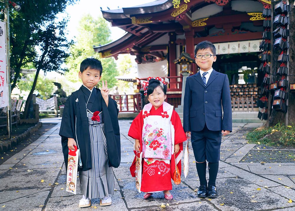 素盞嗚神社|お宮参り・七五三・お食い初め写真 9 七五三出張撮影で素盞嗚(スサノオ)神社の拝殿前で兄と並ぶ女の子の写真