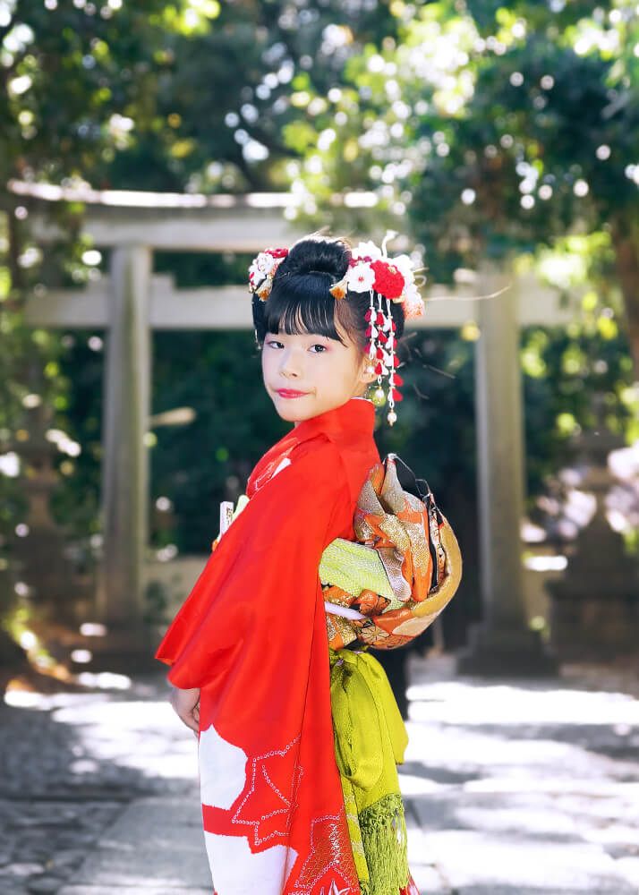 7歳女の子が振袖の帯を見せる後ろ姿のショット｜代々木八幡宮七五三写真