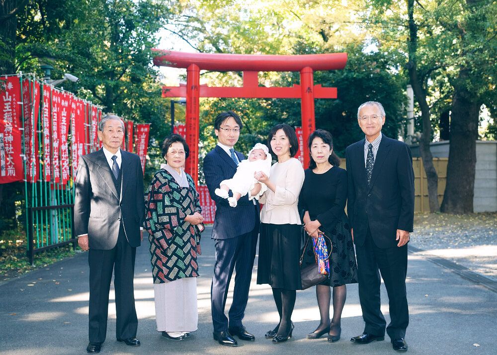 お宮参り・お食い初めロケーションフォト|赤坂日枝神社→芝とうふ屋うかい 4 赤坂日枝神社でのお宮参り出張撮影で祖父母との集合写真|出張カメラマン撮影