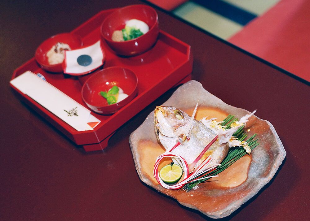 お宮参り・お食い初めロケーションフォト|赤坂日枝神社→芝とうふ屋うかい 15 芝とうふ屋うかいの個室に用意されたお食い初めお膳の写真