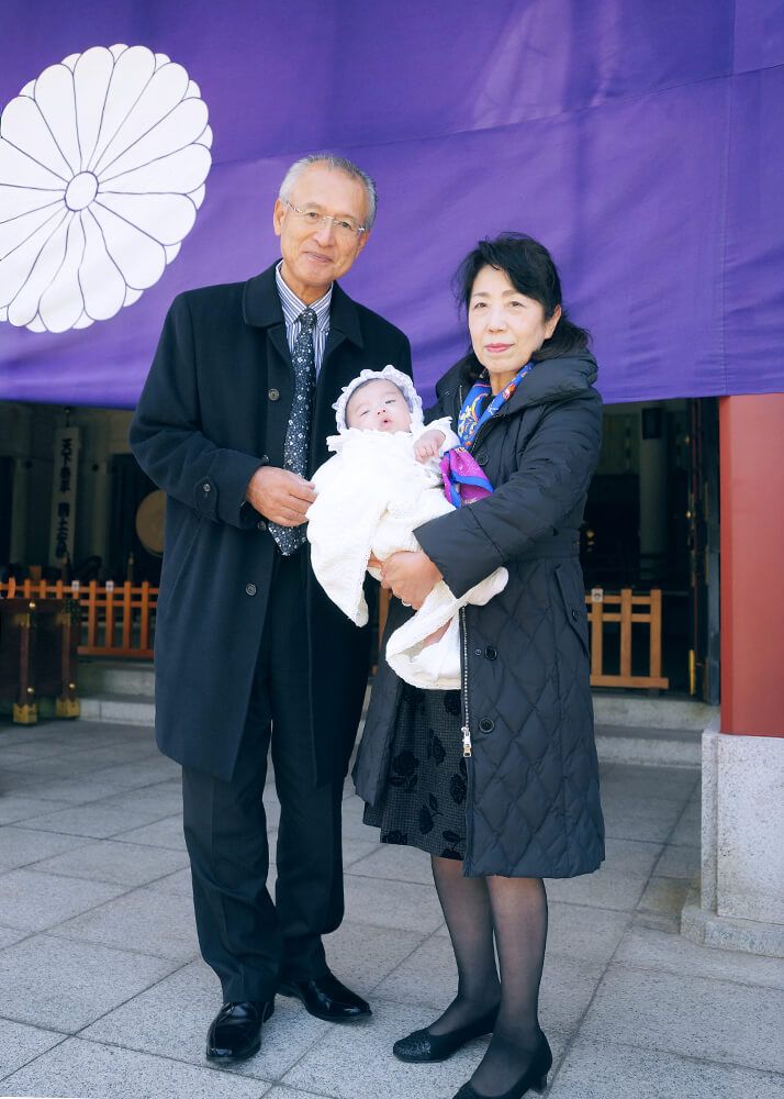 お宮参り・お食い初めロケーションフォト|赤坂日枝神社→芝とうふ屋うかい 5 出張カメラマンが撮影した赤坂日枝神社の本殿前での記念写真