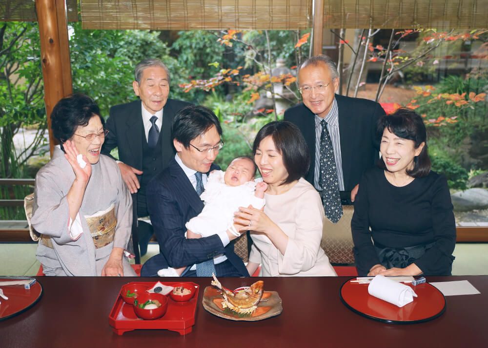 お宮参り・お食い初めロケーションフォト|赤坂日枝神社→芝とうふ屋うかい 16 芝とうふ屋うかいでのロケーションフォトでお食い初めセレモニーの様子の写真