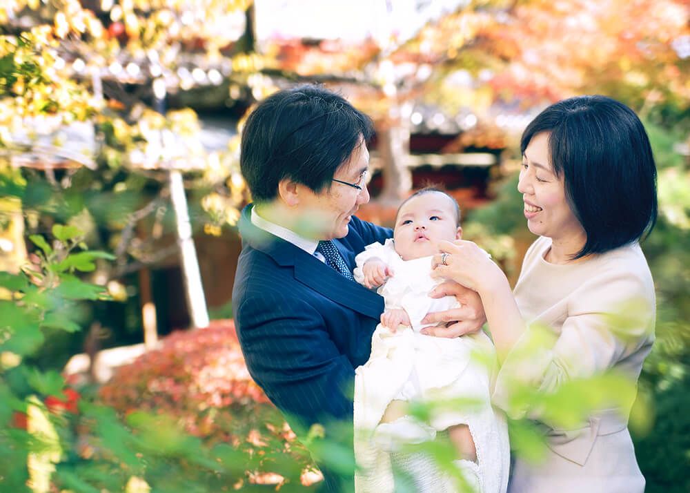 お宮参り・お食い初めロケーションフォト|赤坂日枝神社→芝とうふ屋うかい 14 出張カメラマンが撮影した芝とうふ屋うかいでの家族集合写真|東京ロケーションフォト