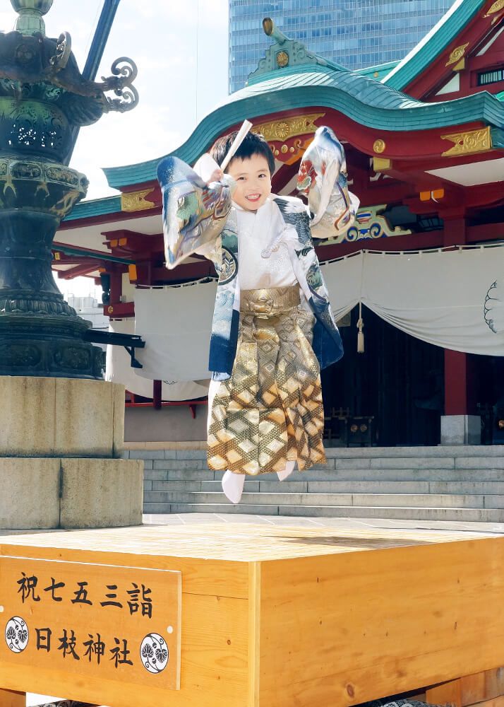 赤坂日枝神社での七五三出張撮影で本殿の碁盤でジャンプする男の子の写真