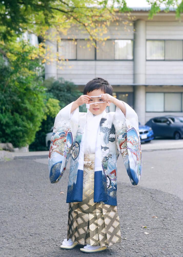 赤坂日枝神社での七五三出張撮影で恥ずかしそうにする男の子の写真