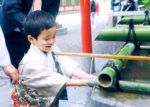 赤坂日枝神社での七五三出張撮影で手水舎で手を洗う男の子の写真