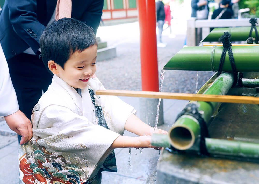 赤坂日枝神社での七五三出張撮影で手水舎で手を洗う男の子の写真