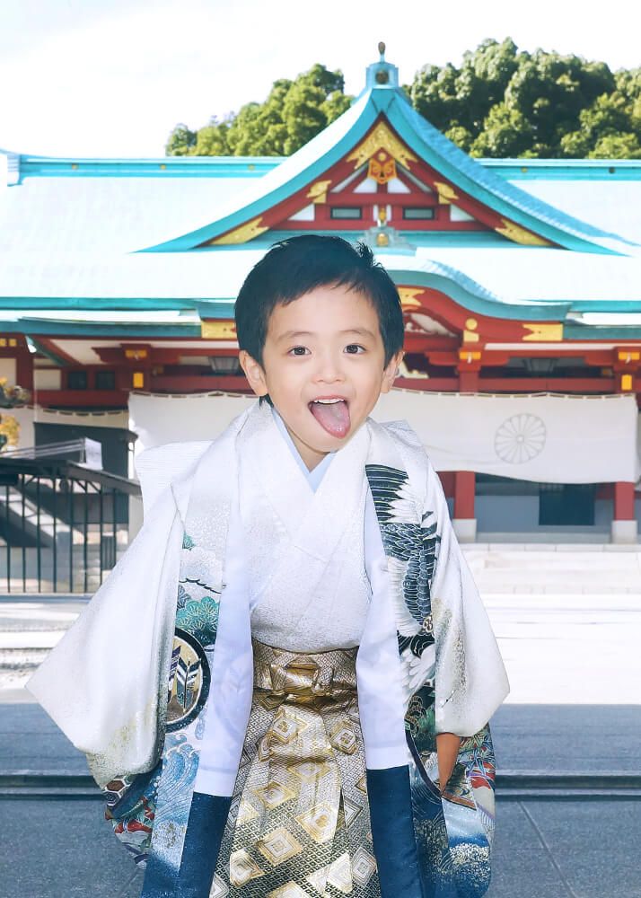赤坂日枝神社での七五三出張撮影で神門の下でポーズをとる男の子の写真