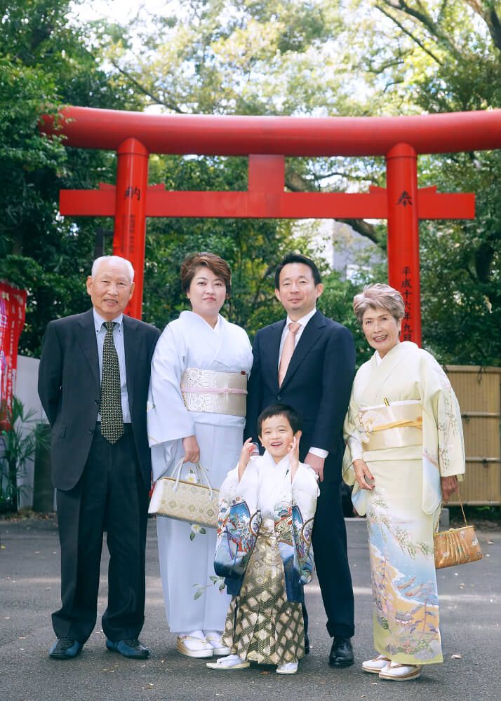 赤坂日枝神社での七五三出張撮影で赤い鳥居の前で祖父母を含めた集合写真