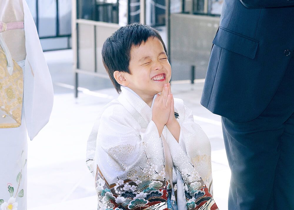 赤坂日枝神社での七五三出張撮影で境内をお参りをする男の子の写真