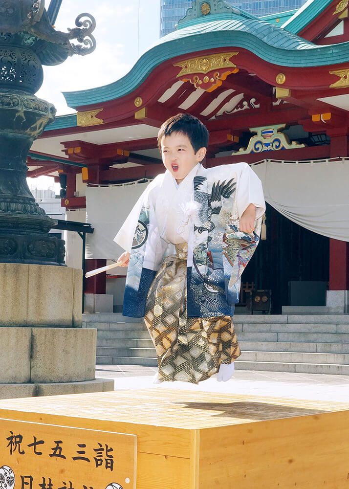 赤坂日枝神社での七五三出張撮影で本殿の碁盤でジャンプする男の子の写真