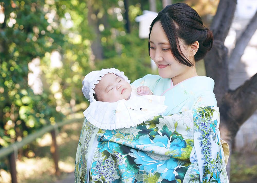 東京都北区王子神社でのお宮参り写真で出張カメラマンが撮影した赤ちゃんを抱っこするママ