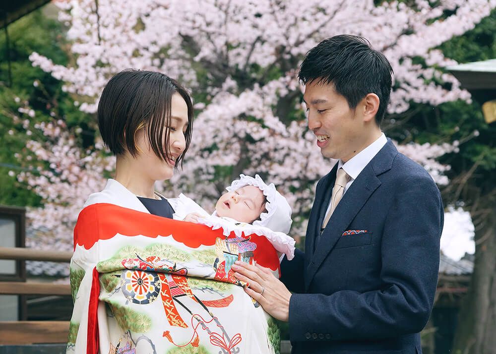 東京都内の神社でプロカメラマンが撮影したお宮参りと桜の家族写真